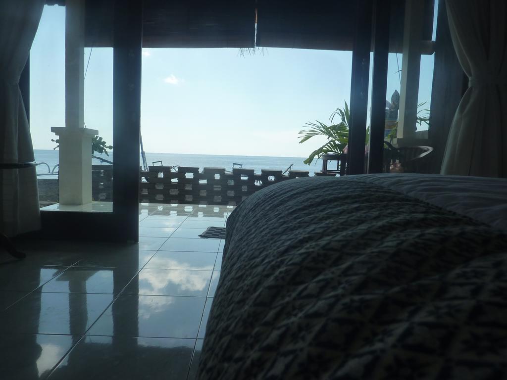 Tambun Sari Beach Homestay Amed Quarto foto